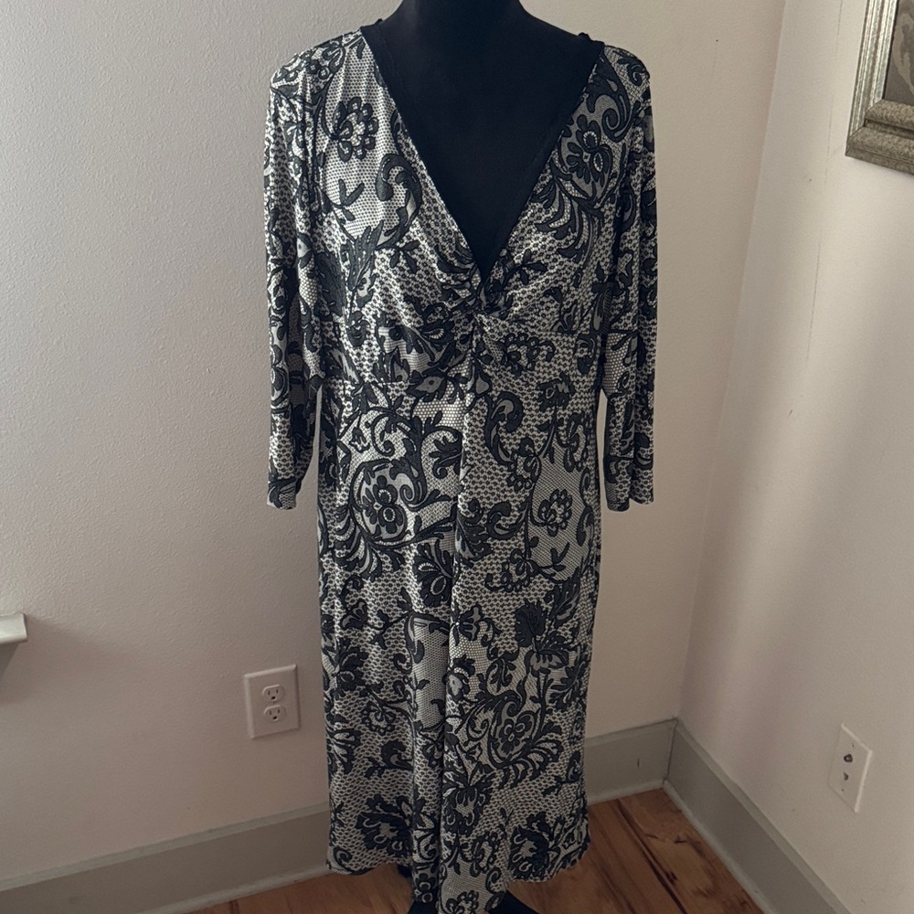 Dressbarn Black and White Floral midi Dress lace trim V cleavage Sz 14W